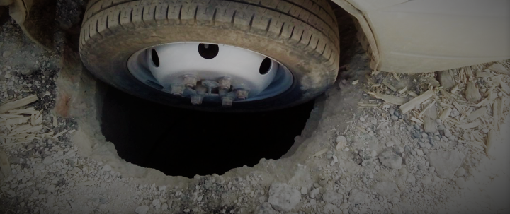 Открытый люк на дороге